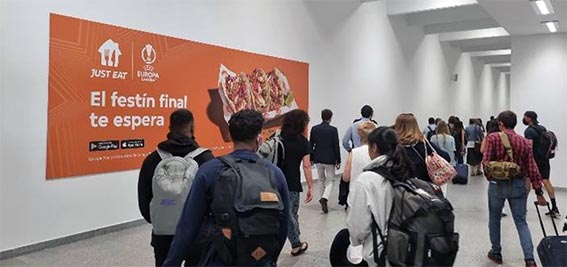 Panel especial de publicidad en el aeropuerto de Sevilla