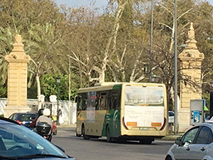 Un autobus interurbano con publicidad