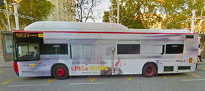 Un autobús con publicidad