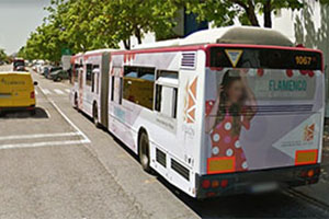 Un autobús con publicidad integral