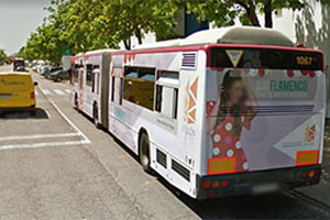 Un autobús con publicidad integral