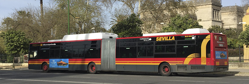 un autobús articulado con publicidad