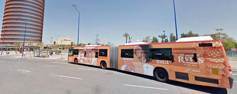 Un autobús articulado con publicidad integral