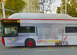 Un autobús urbano con publicidad en Sevilla