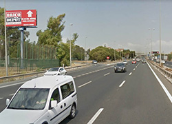 Un monoposte publicitario en una autopista con coches