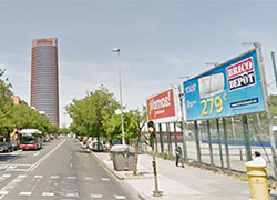Vallas publicitarias con la torre Sevilla al fondo