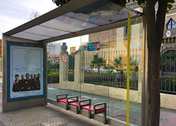 Una parada de autobús con publicidad