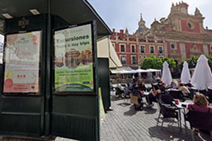 Kiosco con publicidad en la plaza del Salvador en Sevilla