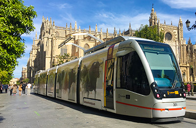 Tranvía con publicidad en la Catedral en Sevilla