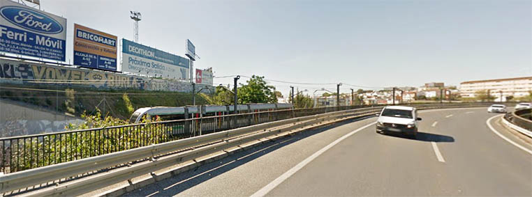 Vallas publicitarias junto a la carretera