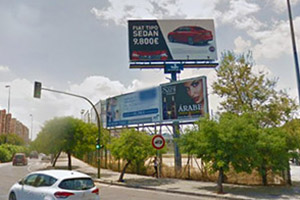 dos valla y un monoposte en la ciudad de Sevilla