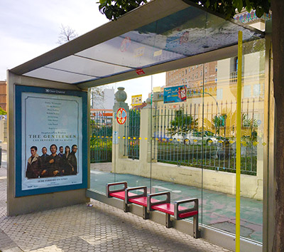 Una parada de autobús con publicidad