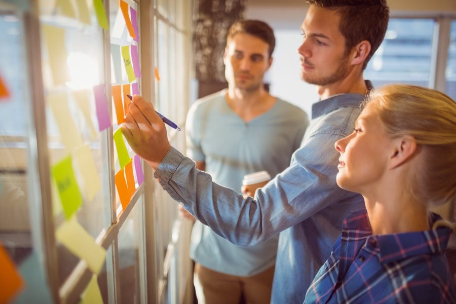 Tres personas del equipo trabajando juntas en la oficina