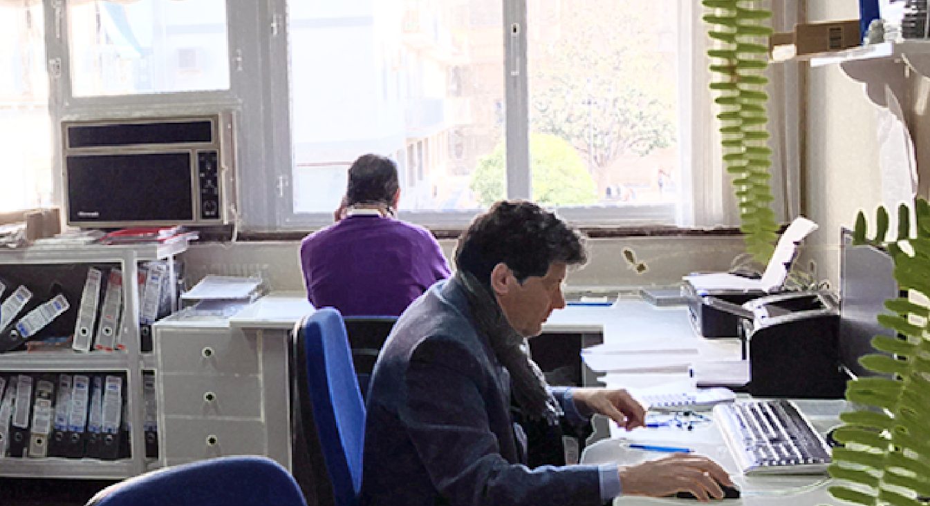 Oficina de OZA Publicidad con dos personas trabajando junto a la ventana