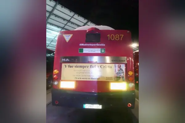 Autobús urbano de Sevilla con publicidad de Libro «Y fue siempre fiel a Cristo»