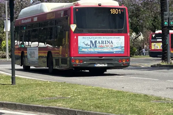 Autobús urbano de Sevilla con publicidad de Marina Wok