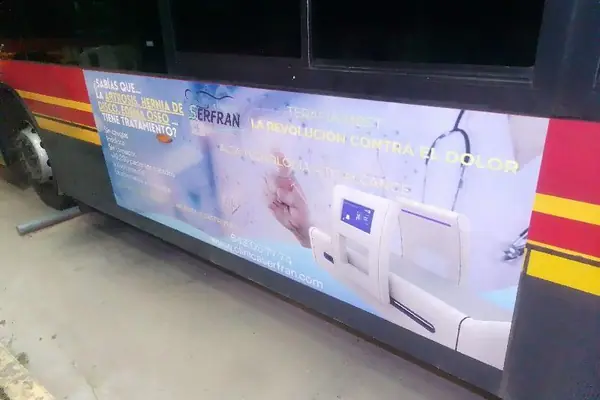 Autobús urbano de Sevilla con publicidad de Clínica Serfran
