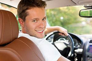 Conductor del equipo de reparto sonriendo al volante