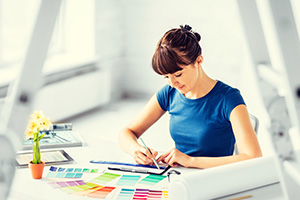 Diseñadora dibujando el boceto de un folleto