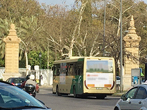 Autobús interurbano con publicidad