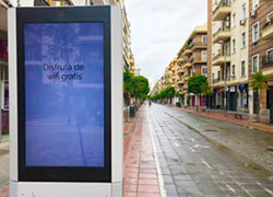 Un mupi con publicidad