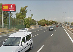 Un monoposte publicitario en una autopista con coches