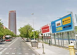 Vallas publicitarias con la Torre Sevilla al fondo