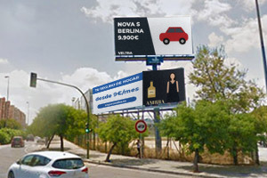 Dos vallas y un monoposte publicitario en la ciudad de Sevilla