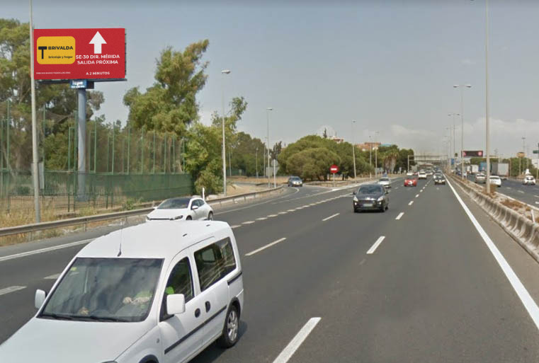 Monoposte publicitario junto a la autovía SE-30