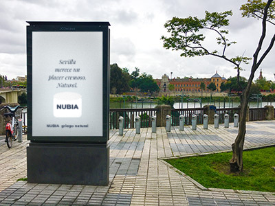 Mupi publicitario en la Plaza de Cuba con el río de fondo