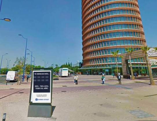 Mupi publicitario frente a la Torre Sevilla