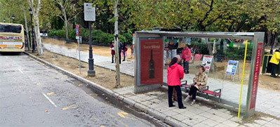 Marquesina en el Prado de San Sebastián con un cartel publicitario de rebajas