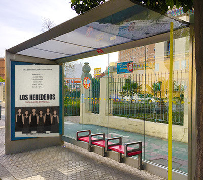 Una parada de autobús con publicidad en Sevilla