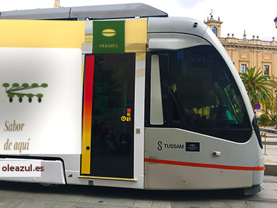 Tranvía Metrocentro con publicidad integral circulando por Sevilla