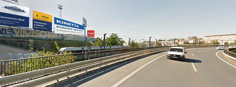 Vallas publicitarias junto a la carretera