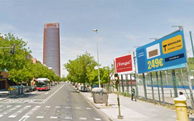 Dos vallas publicitarias con la Torre Sevilla de fondo